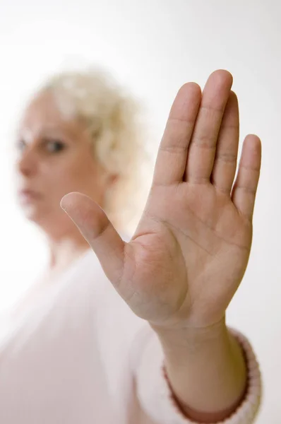 Cabeça Ombro Vista Uma Mulher Loira Irreconhecível Frente Fundo Branco — Fotografia de Stock