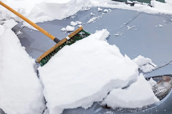 Στροφή Χιονισμένο Αυτοκίνητο Μια Σκούπα — Φωτογραφία Αρχείου