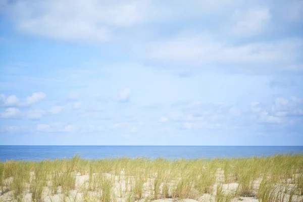 Duin Met Strand Gras Lucht Met Wolken Zomer — Stockfoto