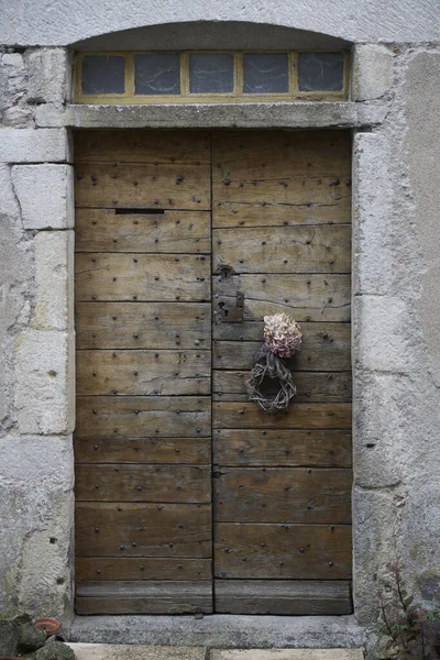 Puerta Madera Vieja Oscura Rivets Metálicos Con Corona Madera Edificio —  Fotos de Stock