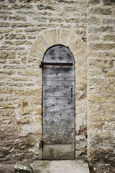 教堂和石墙门口有门的入口 — 图库照片