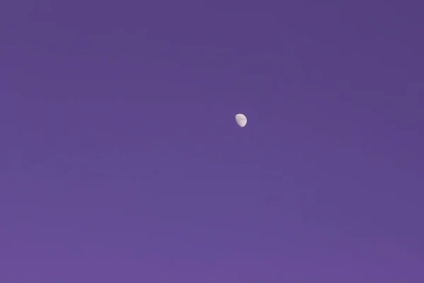 Fundo Ultravioleta Meia Lua Céu Sem Nuvens Roxo Toned Espaço — Fotografia de Stock