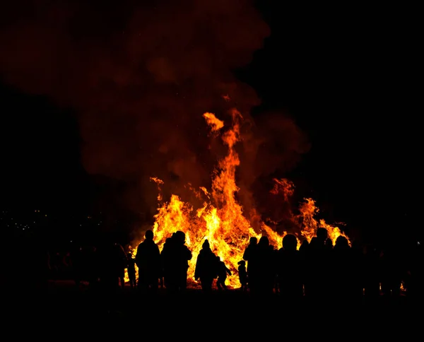 Silhuetter Människor Framför Stora Påsk Brand — Stockfoto