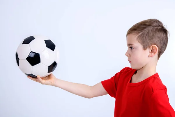 Menino Camisa Vermelha Com Bola Futebol Frente Fundo Branco — Fotografia de Stock