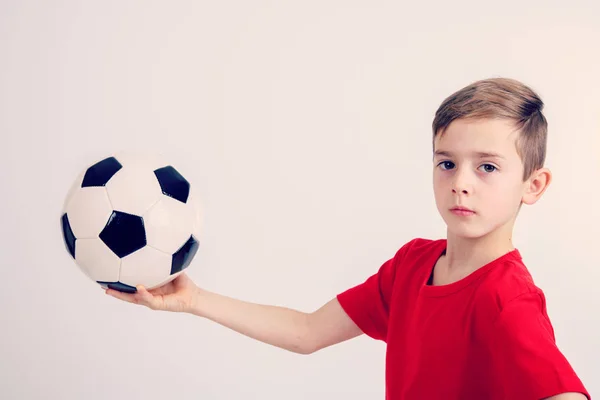 Мальчик Красной Рубашке Футбольным Мячом Белом Фоне — стоковое фото