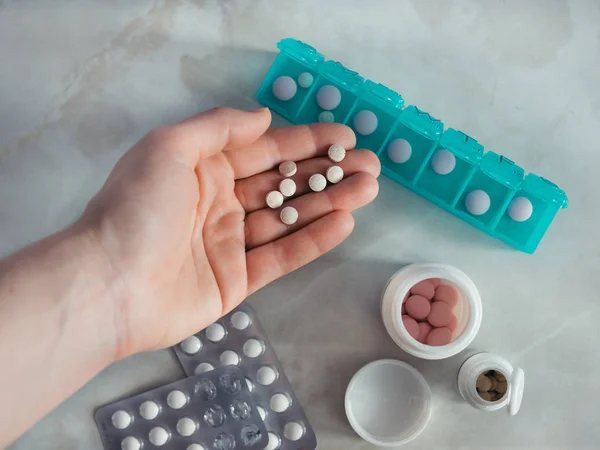 Mão Com Comprimidos Pillbox Vista Superior Caixa Pílula Sete Dias — Fotografia de Stock