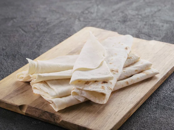 Lavash Pan Plano Armenio Pan Pita Sobre Tabla Cortar Madera — Foto de Stock