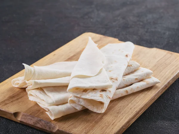 Lavash Pan Plano Armenio Pan Pita Sobre Tabla Cortar Madera — Foto de Stock