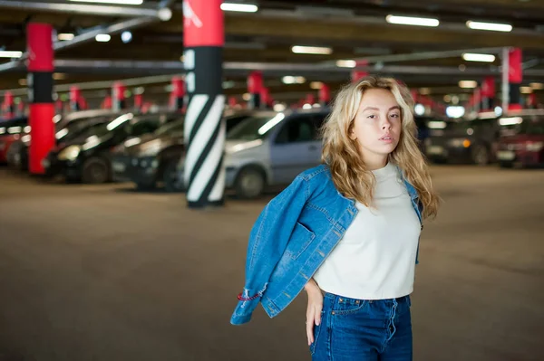 Jeune Belle Femme Jeans Vêtements Dans Parking Centre Commercial Portrait — Photo