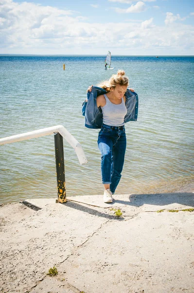 Jovem Mulher Bonita Jeans Roupas Livre Retrato Uma Menina Com — Fotografia de Stock