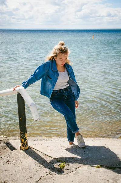 Joven Hermosa Mujer Jeans Ropa Aire Libre Retrato Una Chica — Foto de Stock
