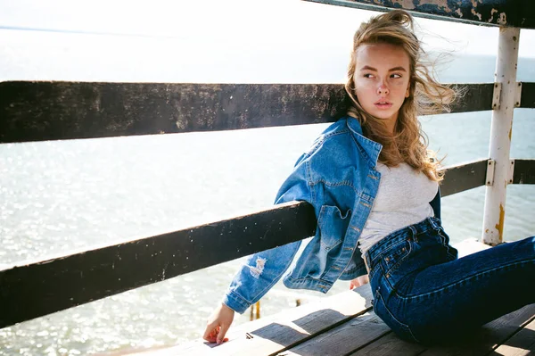 Jovem Mulher Bonita Jeans Roupas Livre Retrato Uma Menina Com — Fotografia de Stock