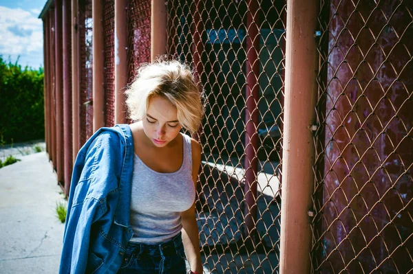 Jeune Femme Jeans Vêtements Extérieur Portrait Une Fille Avec Des — Photo