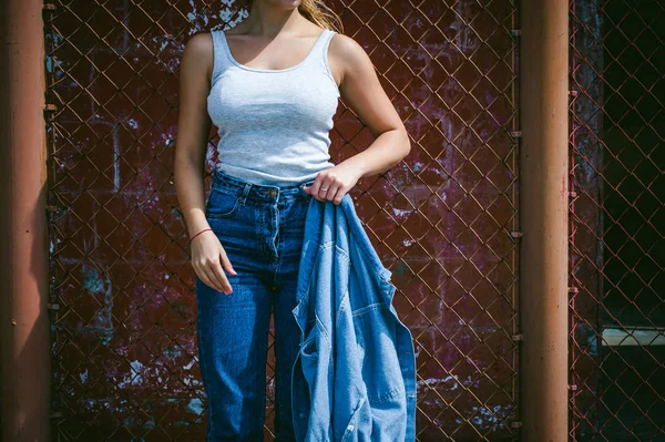 Junge Frau Jeanskleidung Freien Porträt Eines Mädchens Mit Sommersprossen Gesicht — Stockfoto