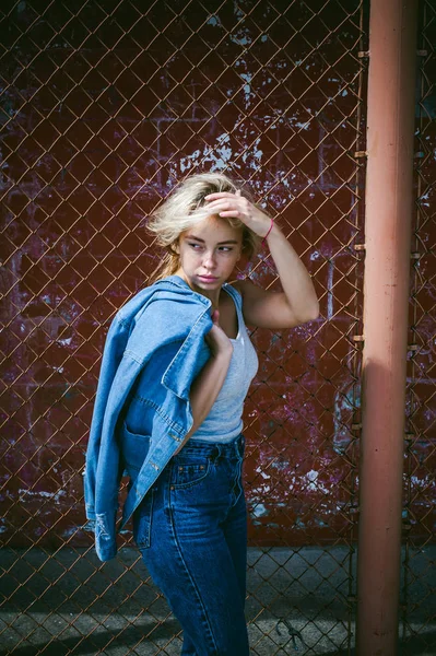 Junge Frau Jeanskleidung Freien Porträt Eines Mädchens Mit Sommersprossen Gesicht — Stockfoto