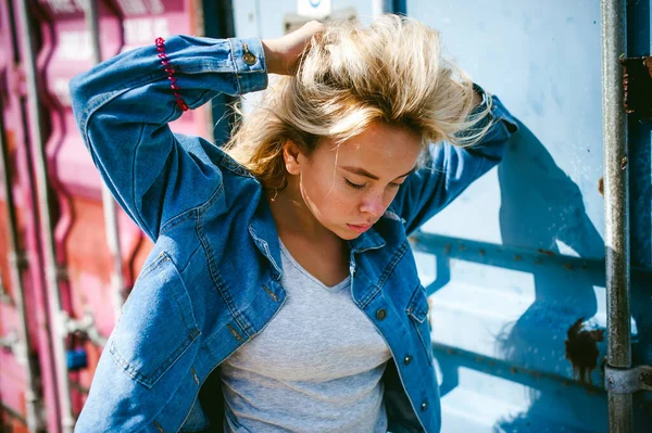 Jovem Mulher Bonita Jeans Roupas Livre Retrato Uma Menina Com — Fotografia de Stock