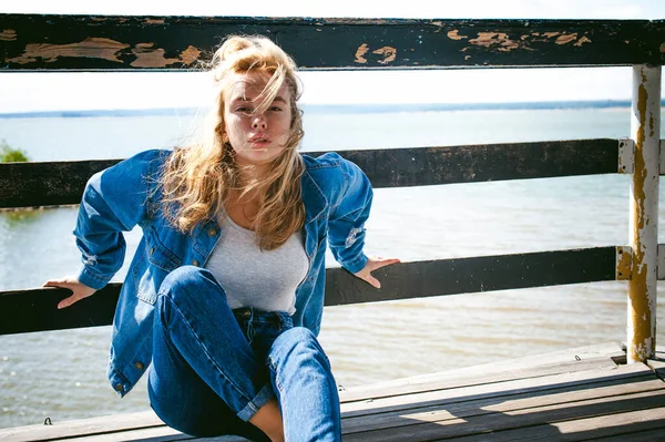 Jovem Mulher Bonita Jeans Roupas Livre Retrato Uma Menina Com — Fotografia de Stock