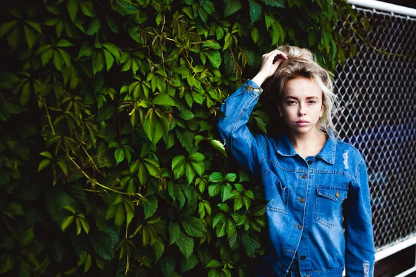 Jovem Mulher Bonita Jeans Roupas Livre Retrato Uma Menina Com — Fotografia de Stock