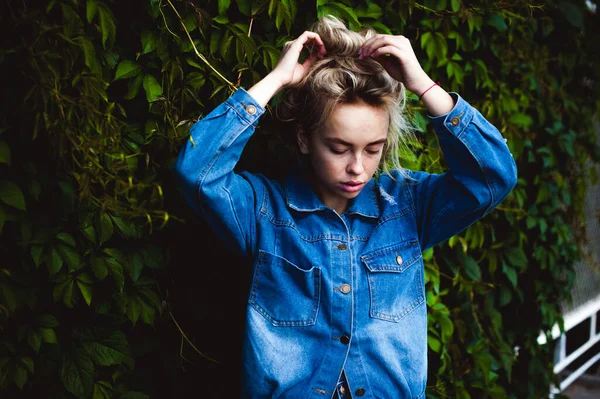 Jovem Mulher Bonita Jeans Roupas Livre Retrato Uma Menina Com — Fotografia de Stock