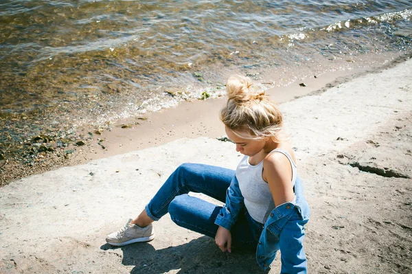 Young Beautiful Woman Jeans Clothes Outdoors Portrait Girl Freckles Her — Stock Photo, Image