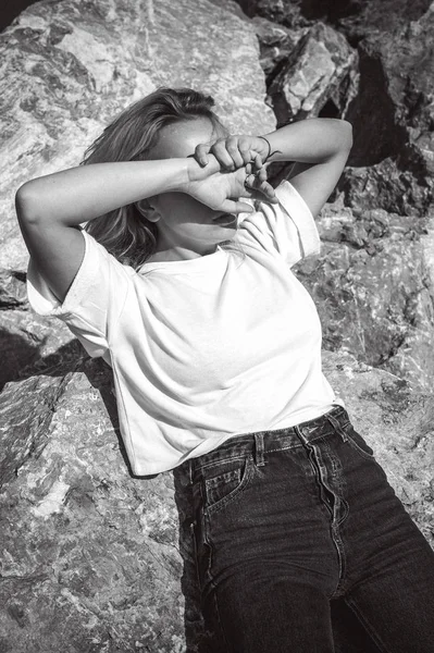 Портрет Молодой Женщины Камнях Моря Красивая Девушка Отдыхает Побережье Наслаждаясь — стоковое фото