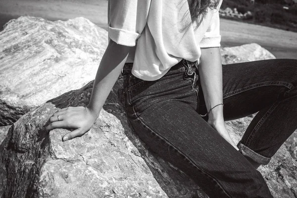 Retrato Mujer Joven Sobre Piedras Cerca Del Mar Hermosa Chica —  Fotos de Stock