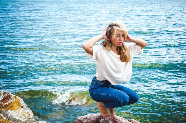 근처의 미녀는 해변에서 휴식을 취하며 오락을 즐긴다 — 스톡 사진