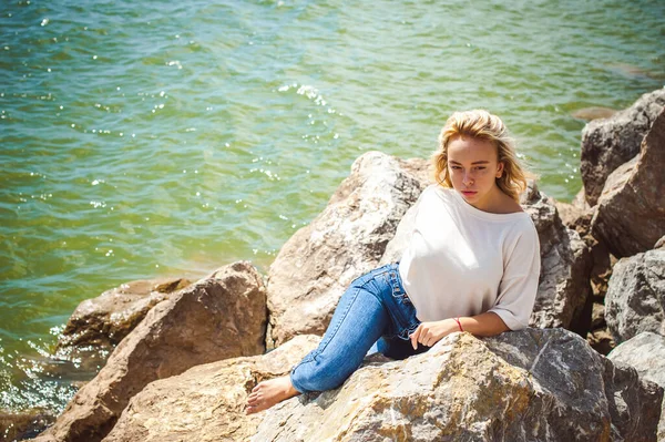Retrato Mujer Joven Sobre Piedras Cerca Del Mar Hermosa Chica — Foto de Stock