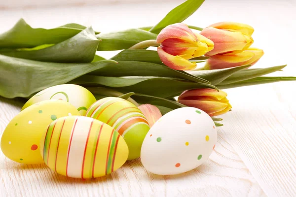 Цветные Пасхальные Яйца Весенние Цветы Тюльпанов Деревянном Фоне Открытка — стоковое фото