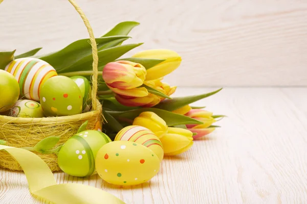 Oeufs Pâques Colorés Dans Panier Fleurs Tulipes Printemps Ruban Sur — Photo