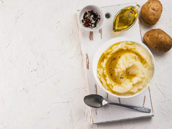 Mashed Potatoes White Bowl White Cutting Board Pepper Olive Oil — Stock Photo, Image