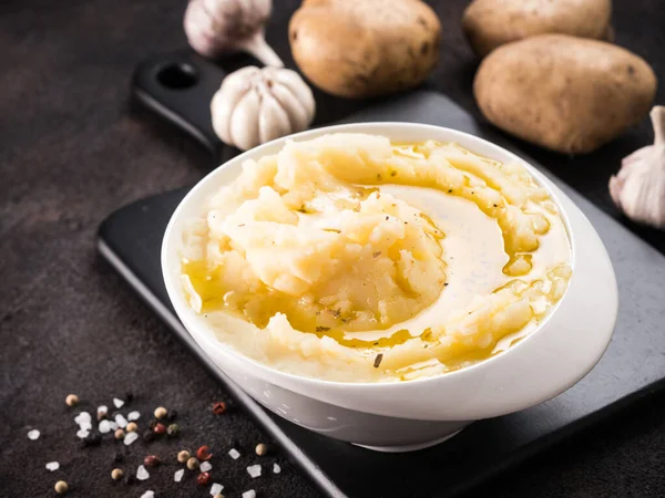 Mashed Potatoes Spices Olive Oil White Bowl Black Cutting Board — Stock Photo, Image