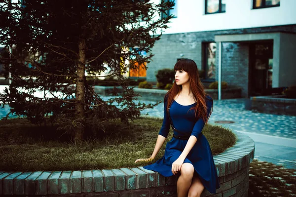 年轻迷人的女人 长长的腿 长长的头发 蓝色典雅的连衣裙 漫步在欧洲一个现代化的庭院里 一个温暖的夏日 — 图库照片
