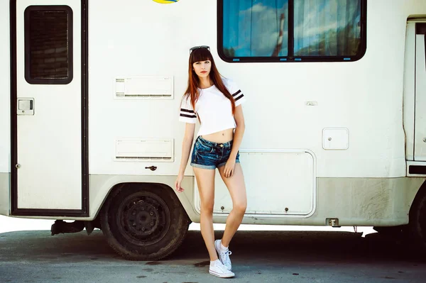 Retrato Atractivas Mujeres Deportes Camiseta Blanca Contra Fondo Camper Trailer —  Fotos de Stock