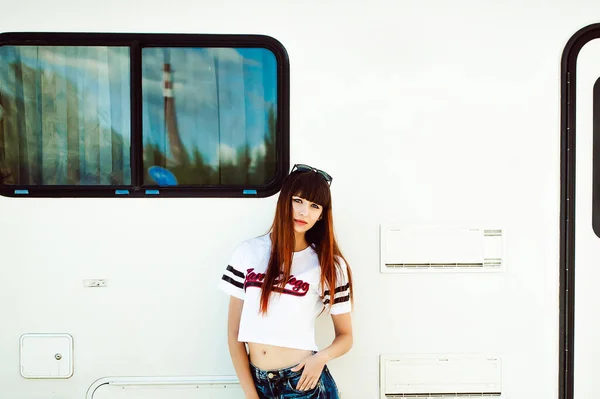 Retrato Atractivas Mujeres Deportes Camiseta Blanca Contra Fondo Camper Trailer —  Fotos de Stock