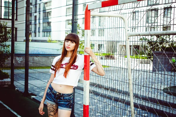 Retrato Mulheres Atraentes Esportes Branco Shirt Posando Campo Futebol — Fotografia de Stock