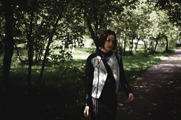 Straatportret Van Een Meisjesstudent Modieus Gekleed Donkere Kleren Met Een — Stockfoto