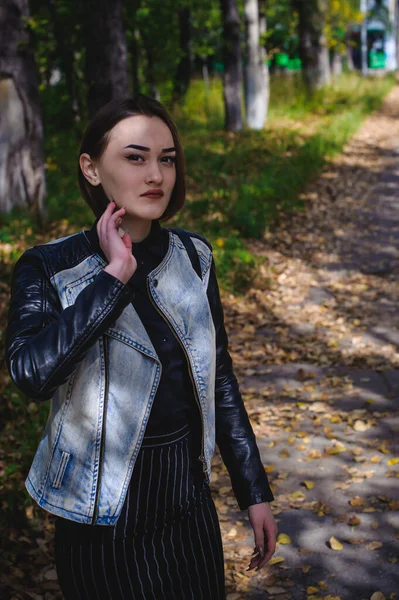 Straatportret Van Een Meisjesstudent Modieus Gekleed Donkere Kleren Met Een — Stockfoto