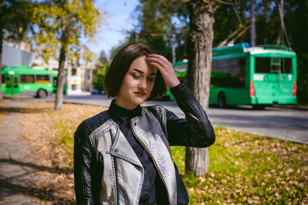 Gata Porträtt Flicka Student Fashionabla Klädd Mörka Kläder Med Svart — Stockfoto