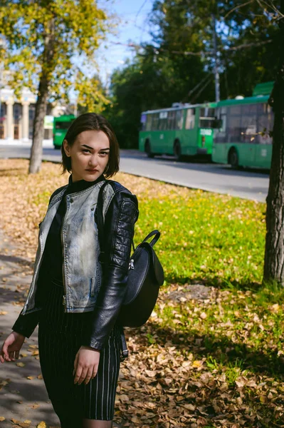 Retrato Rua Uma Menina Estudante Elegantemente Vestida Com Roupas Escuras — Fotografia de Stock