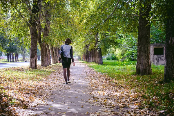 Retrato Rua Uma Menina Estudante Elegantemente Vestida Com Roupas Escuras — Fotografia de Stock