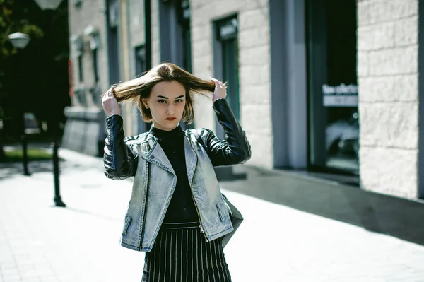 Portrait Rue Une Étudiante Vêtue Mode Vêtements Sombres Avec Sac — Photo