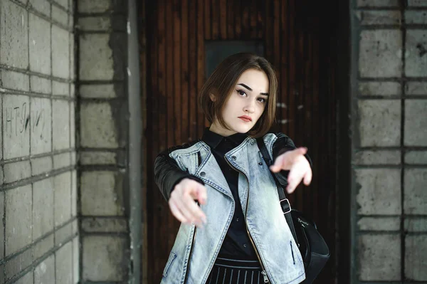 Retrato Rua Uma Menina Estudante Elegantemente Vestida Com Roupas Escuras — Fotografia de Stock