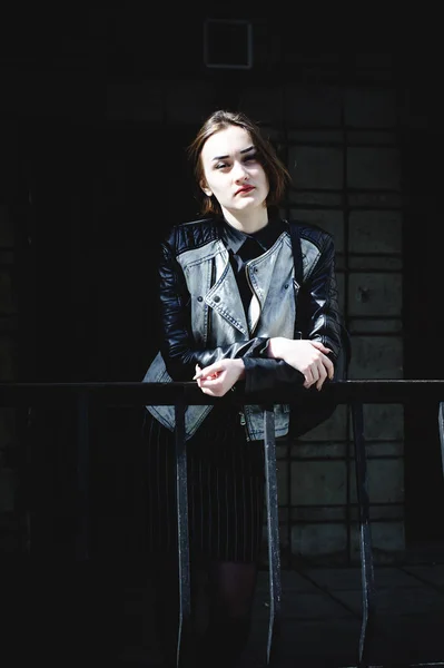 一个女学生的街头肖像 穿着深色衣服 背着黑色背包 穿着牛仔夹克 秋天阳光灿烂 — 图库照片
