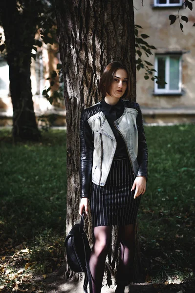 Straßenporträt Einer Studentin Modisch Dunkel Gekleidet Mit Schwarzem Rucksack Und — Stockfoto