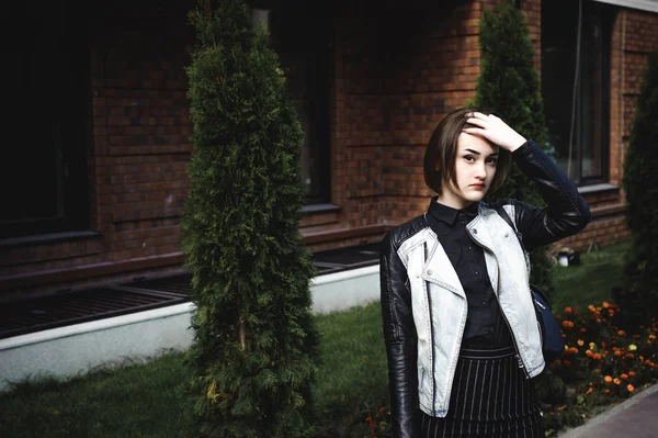 Straatportret Van Een Meisjesstudent Modieus Gekleed Donkere Kleren Met Een — Stockfoto