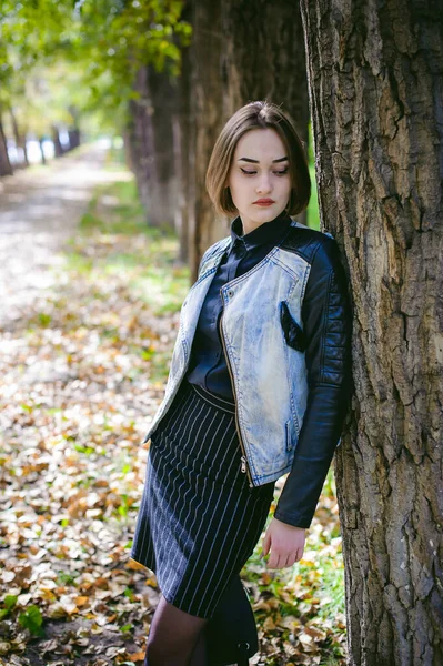 Siyah Bir Sırt Çantası Kot Ceketi Olan Koyu Renk Elbiseli — Stok fotoğraf