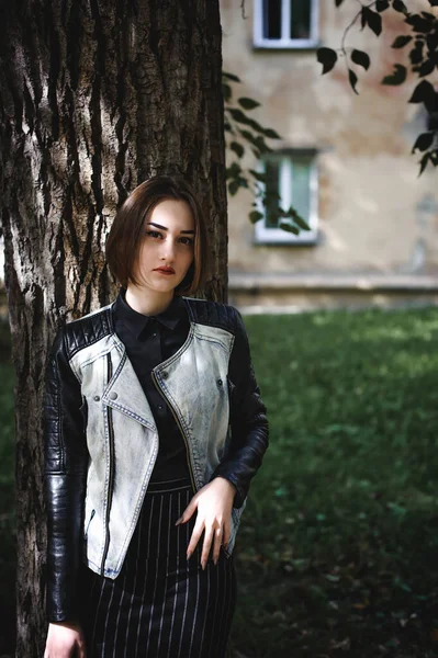 Straatportret Van Een Meisjesstudent Modieus Gekleed Donkere Kleren Met Een — Stockfoto