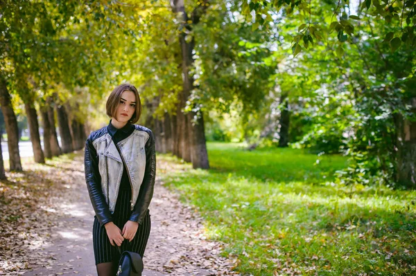 Retrato Callejero Una Estudiante Vestido Moda Con Ropa Oscura Con — Foto de Stock