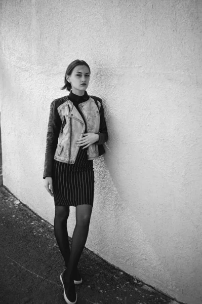 Уличный Портрет Девушки Студентки Модно Одетой Темную Одежду Черным Рюкзаком — стоковое фото